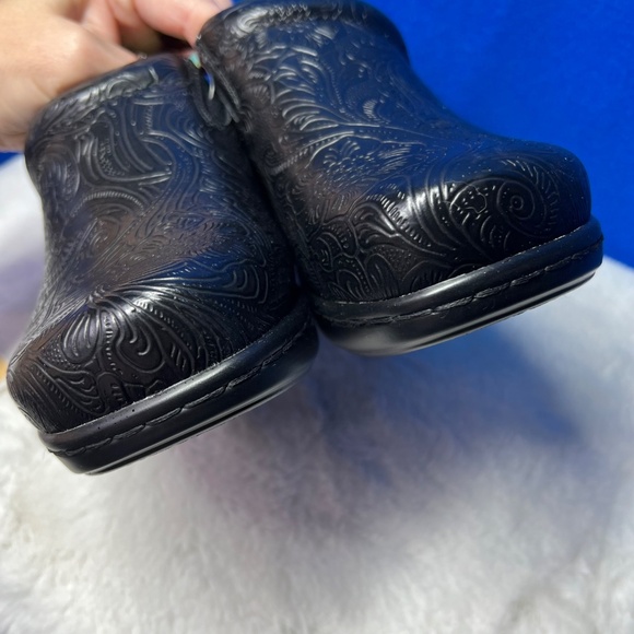 NIB/NWT🤩 |•YŮŮ•| Light & Flexible Bethanee Comfort Clogs Size 9 Wide - Picture 6 of 16